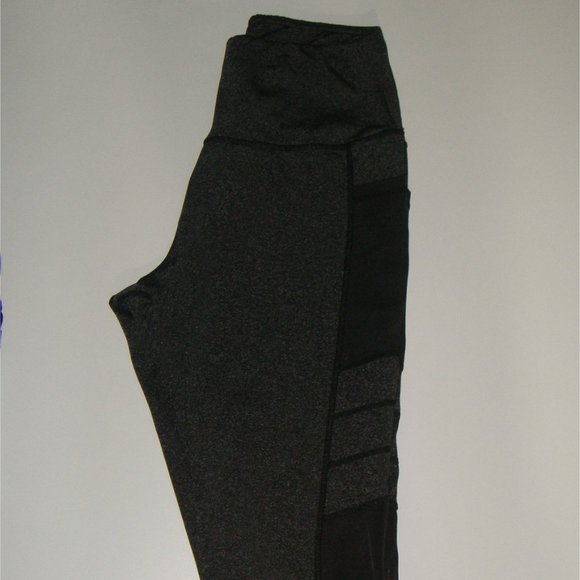Two Pairs Cropped Yoga Pants - Picture 3 of 5